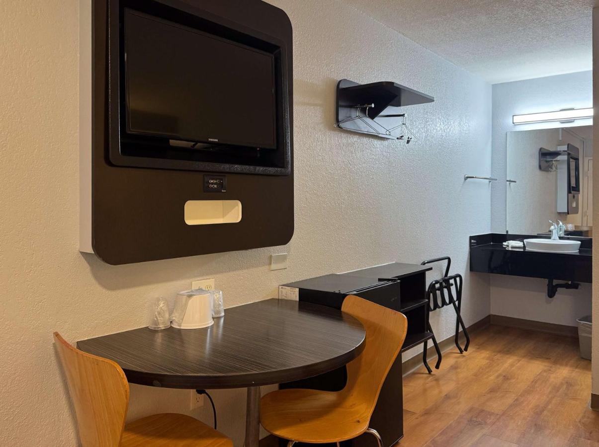 6-simi Valley, Ca Hotel 2*
