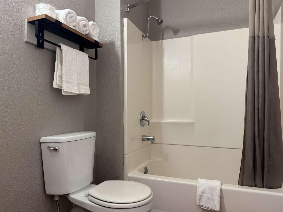 6-simi Valley, Ca Hotel 2*